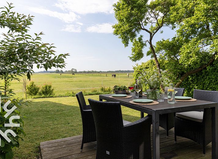 Luftaufnahme des Ferienhauses OV591 in Wanneperveen, Overijssel, umgeben von Natur.