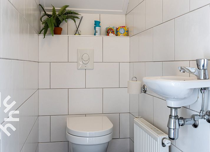 Luftaufnahme des Ferienhauses OV591 in Wanneperveen, Overijssel, umgeben von Natur.