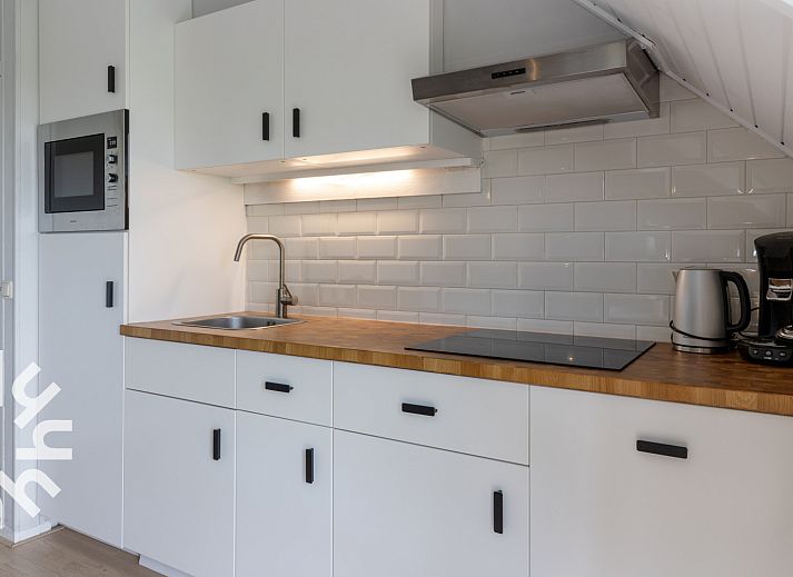 Moderne Kueche im Ferienhaus OV591 in Wanneperveen, Overijssel, mit stilvollen Geraeten.