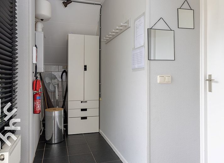 Gemuetliches Wohnzimmer des Ferienhauses OV591 in Wanneperveen, Overijssel mit komfortabler Sitzecke.