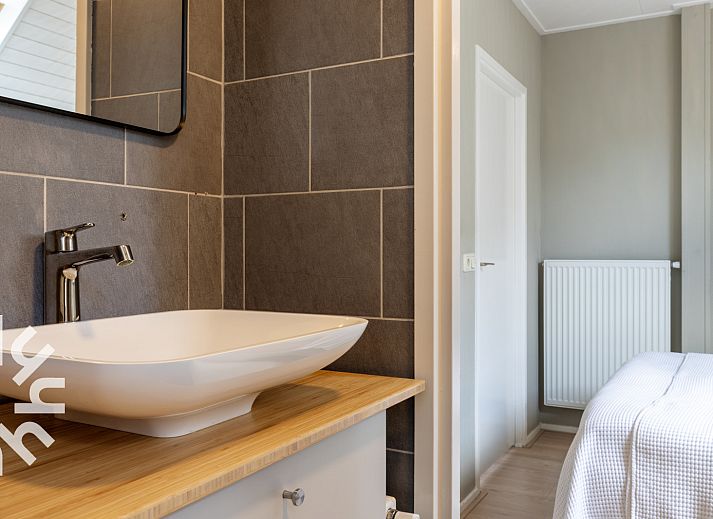 Gemuetliches Wohnzimmer des Ferienhauses OV591 in Wanneperveen, Overijssel mit komfortabler Sitzecke.