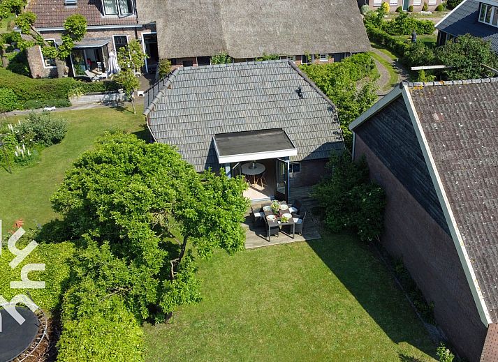 Gemuetliches Wohnzimmer des Ferienhauses OV591 in Wanneperveen, Overijssel mit komfortabler Sitzecke.