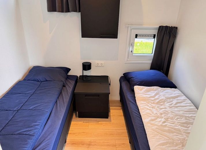 Gezellige woonkamer in de vrijstaande woning in Kampen, Overijssel, met moderne inrichting en uitzicht op groene tuin.