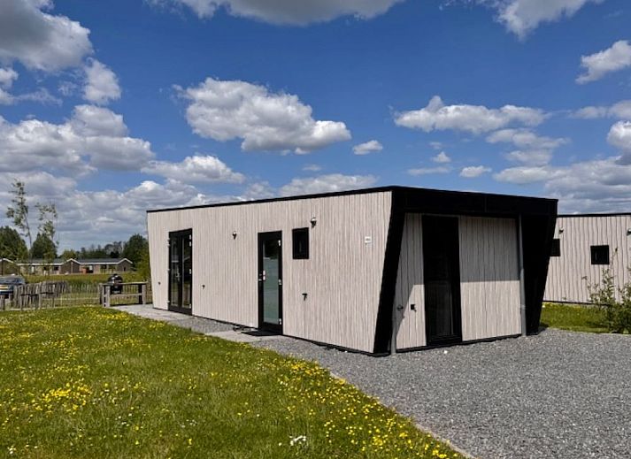 Gezellige woonkamer van de Vrijstaande woning in Kampen, Overijssel met uitzicht op het terras en groene omgeving.