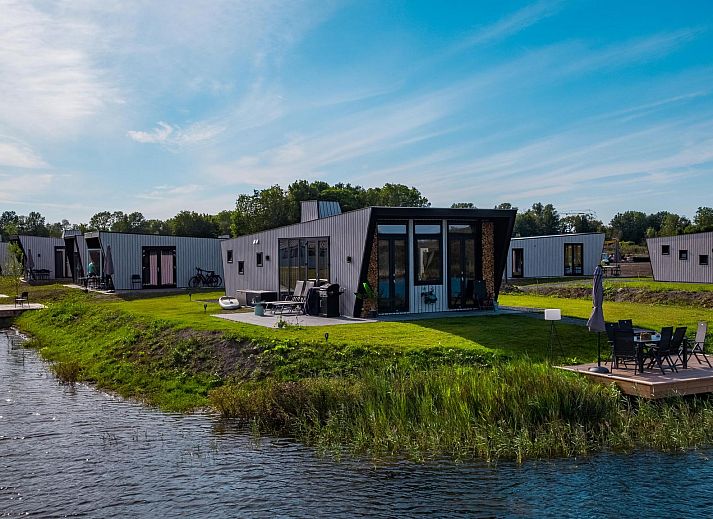 Just Nature 4 vacation home in Kampen, Overijssel with waterfront terrace surrounded by nature and tranquility.