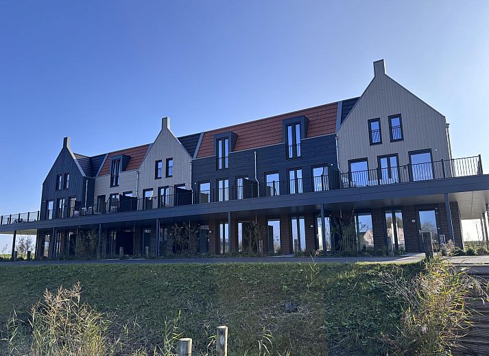 IJsselblick Sauna 8 in Kampen, Noordwest Overijssel, vakantiehuis met moderne architectuur en ruime terrassen, omgeven door natuur.