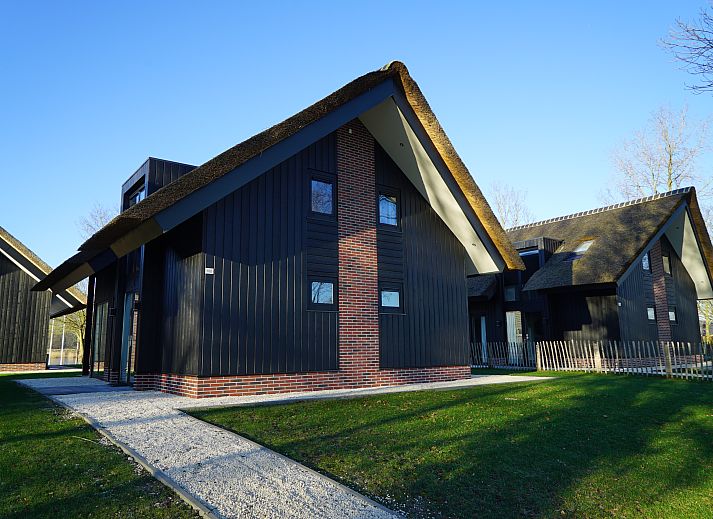 Modern kitchen and dining area in Chalet in Kampen, perfect for dining together in the heart of Overijssel.