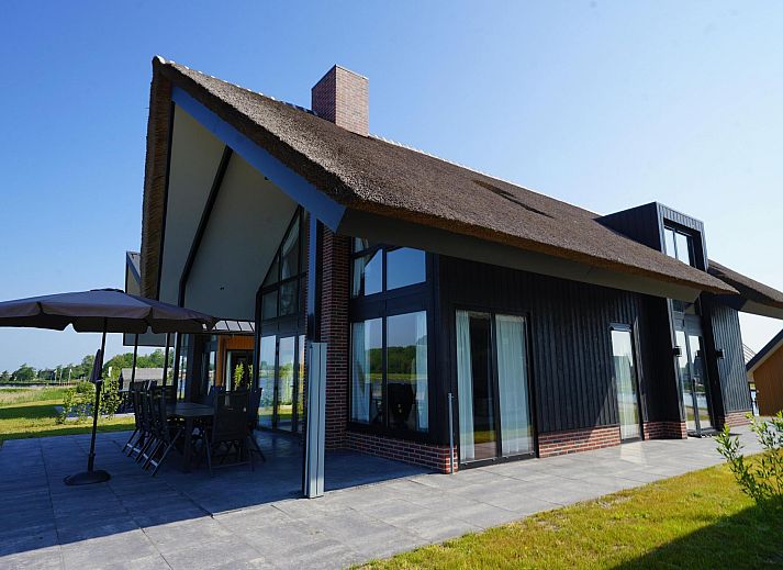Meervilla Miva 10 in Kampen, Overijssel biedt een prachtig terras met uitzicht op de natuur, ideaal voor ontspanning in een luxe vakantiehuis.