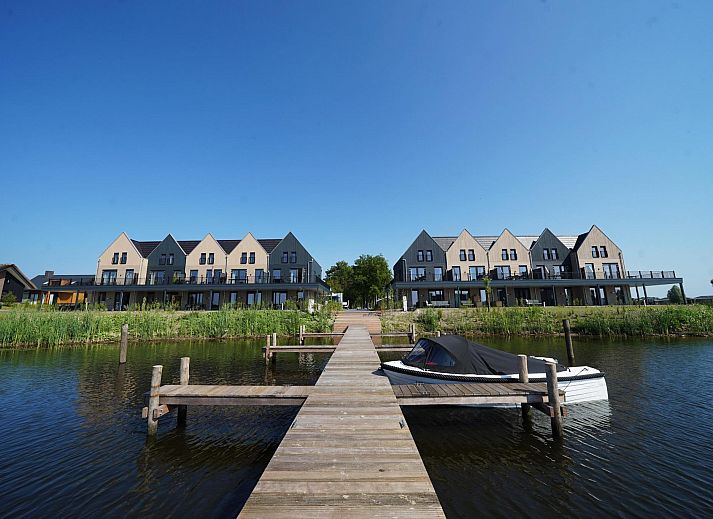 De Hanze 12 vakantiehuis in Kampen, Noordwest Overijssel, met prachtig uitzicht op het water en een aanlegsteiger voor een ontspannen verblijf.