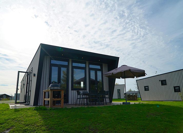 Just Nature 6 Ferienhaus in Kampen, Overijssel mit Terrasse und moderner Architektur, umgeben von gruener Natur.