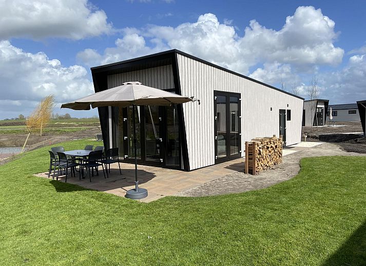 Just Nature Light 4 Ferienhaus in Kampen, Overijssel mit Terrasse und Blick auf die gruene Umgebung.