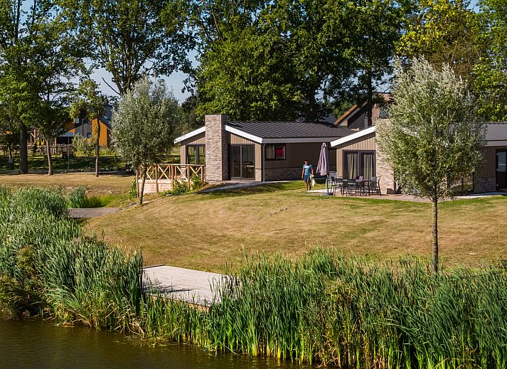 Hackfort 6 vakantiehuis in Kampen, Noordwest Overijssel, met uitzicht op groene omgeving en waterkant.