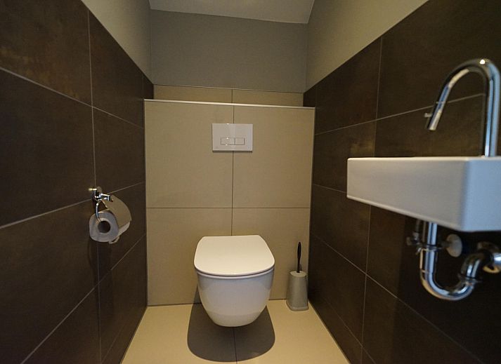 Ruime keuken en eetkamer in de Vrijstaande woning in Kampen, Overijssel, met uitzicht op het terras en de natuurlijke omgeving.