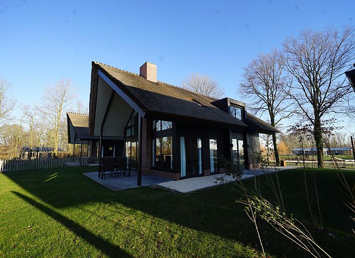 Vrijstaande woning in Kampen, een luxe vakantiehuis in Noordwest Overijssel, met ruime veranda en prachtig uitzicht op de groene omgeving.