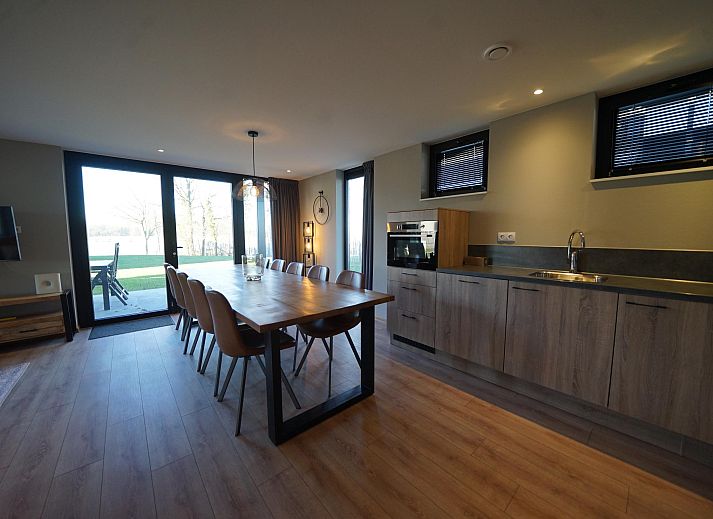 Vrijstaande woning in Kampen, een luxe vakantiehuis in Noordwest Overijssel, met ruime veranda en prachtig uitzicht op de groene omgeving.