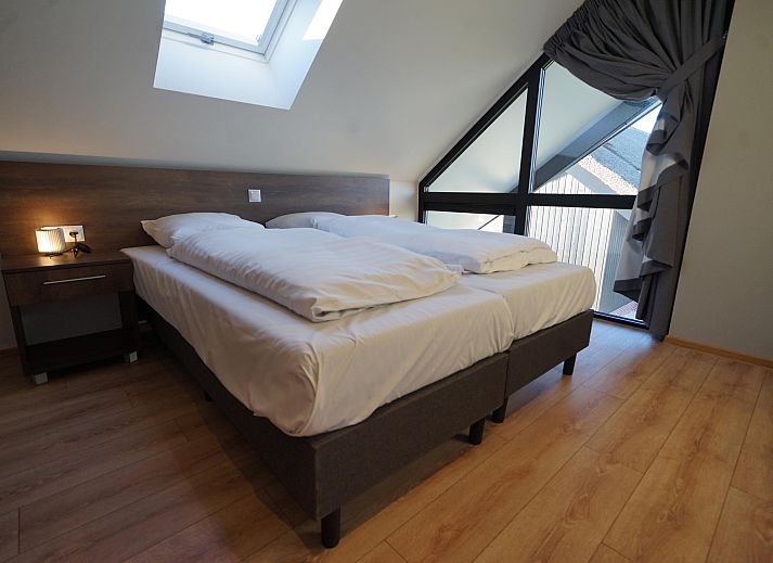 Gemtliches Wohnzimmer im freistehenden Haus in Kampen, Ferienhaus im Nordwesten von Overijssel mit Blick auf den Garten und komfortabler Sitzecke.