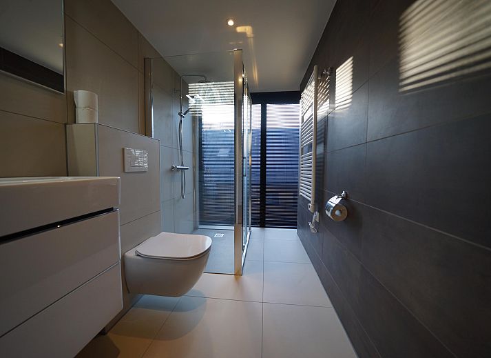 Gemtliches Wohnzimmer des freistehenden Hauses in Kampen, Nordwest-Overijssel. Komfortables Ferienhaus mit moderner Einrichtung und viel Licht.