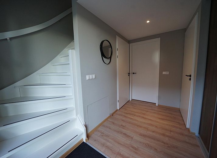 Gemtliches Wohnzimmer des freistehenden Hauses in Kampen, Nordwest-Overijssel. Komfortables Ferienhaus mit moderner Einrichtung und viel Licht.