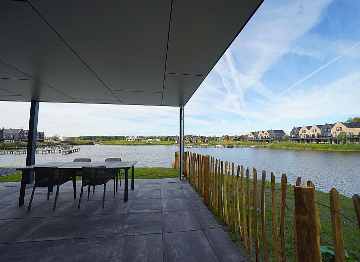 Stilvoller Innenraum einer Wohnung in Kampen, Nordwest-Overijssel, mit moderner Kche und elegantem Essbereich.