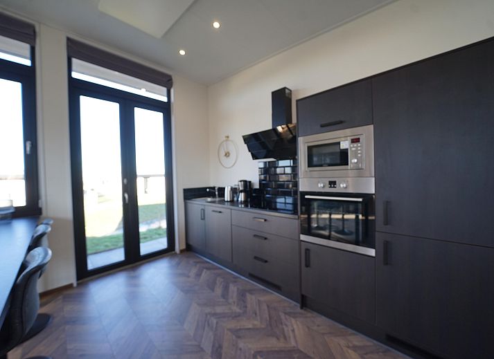 Freistehendes Haus in Kampen, Nordwest-Overijssel, bietet einen modernen Auenbereich mit Terrasse und Blick ins Grne, ideal fr einen Urlaubsaufenthalt.