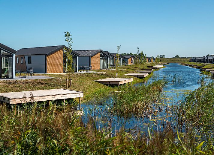 Freistehendes Haus in Kampen, Ferienhaus im Nordwesten von Overijssel mit Terrasse am Wasser, umgeben von Natur und Ruhe.