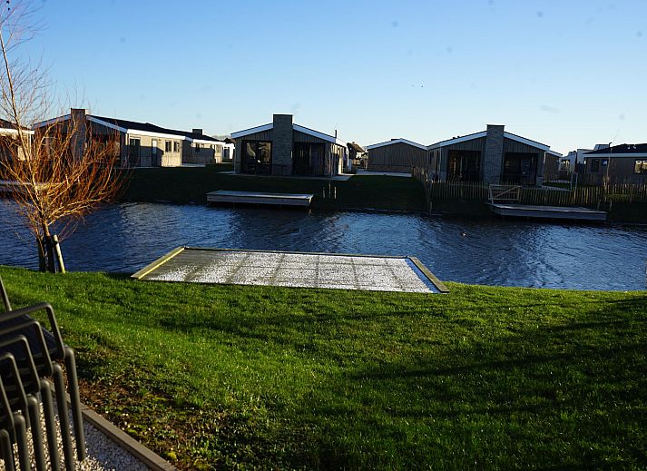 Heller Innenraum eines freistehenden Hauses in Kampen mit Blick auf das Wasser, gelegen im Nordwesten von Overijssel, perfektes Ferienhaus.
