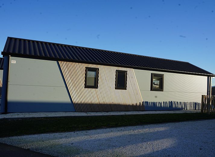 Heller Innenraum eines freistehenden Hauses in Kampen mit Blick auf das Wasser, gelegen im Nordwesten von Overijssel, perfektes Ferienhaus.