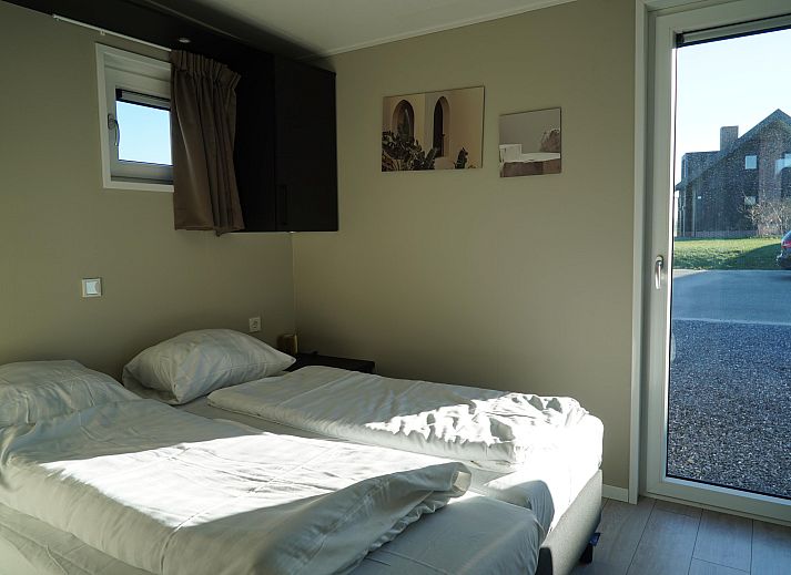 Stijlvolle woonkamer in de Vrijstaande woning in Kampen, Overijssel, met grote ramen en modern interieur.