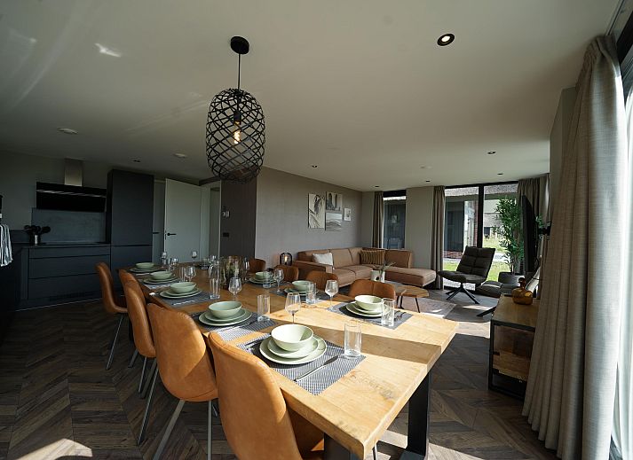 Detached house in Kampen, a vacation home in Northwest Overijssel, with a spacious veranda and beautiful views of the green surroundings.