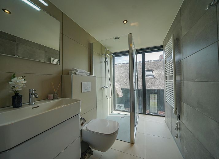 Stylish living room in a detached house in Kampen, Northwest Overijssel, with modern furnishings and views of the natural surroundings.