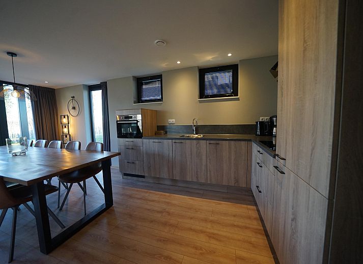 Vrijstaande woning in Kampen met rieten dak en bakstenen gevel, gelegen in de serene omgeving van Noordwest Overijssel, Overijssel.