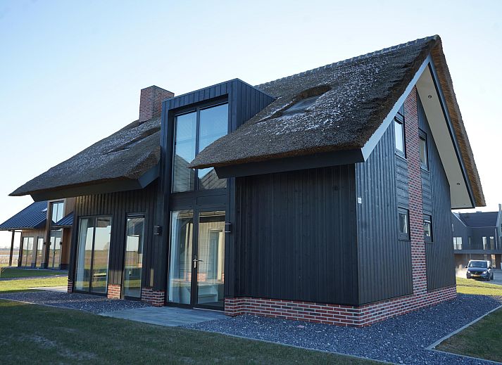 Detached house in Kampen, a charming vacation home in Northwest Overijssel with modern architecture and a thatched roof, ideal for a relaxing stay.