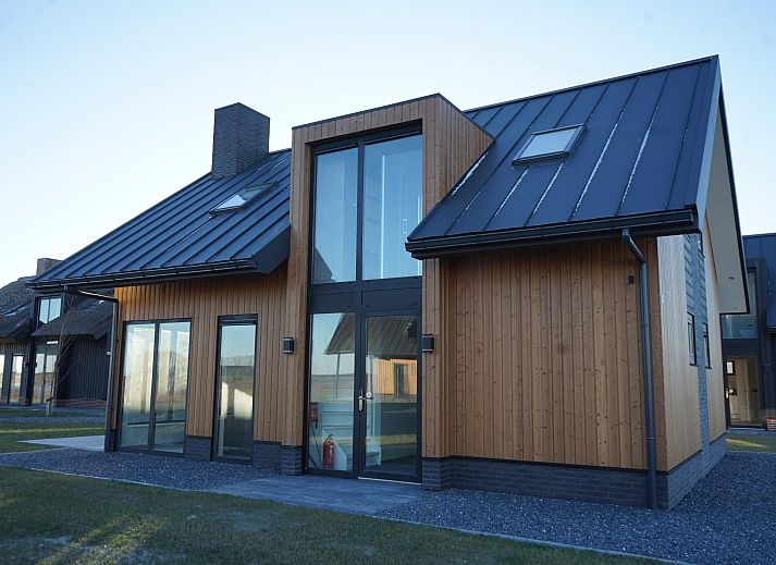 Freistehendes Haus in Kampen, ein modernes Ferienhaus im Nordwesten von Overijssel mit groen Fenstern und zeitgenssischer Architektur.