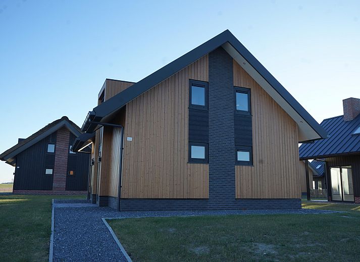 Freistehendes Haus in Kampen, ein modernes Ferienhaus im Nordwesten von Overijssel mit groen Fenstern und zeitgenssischer Architektur.