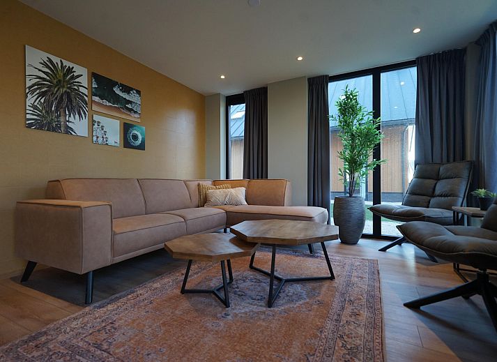 Modernes Einfamilienhaus in Kampen, Overijssel, mit Holzfassade und groen Fenstern, ideales Ferienhaus im Nordwesten von Overijssel.