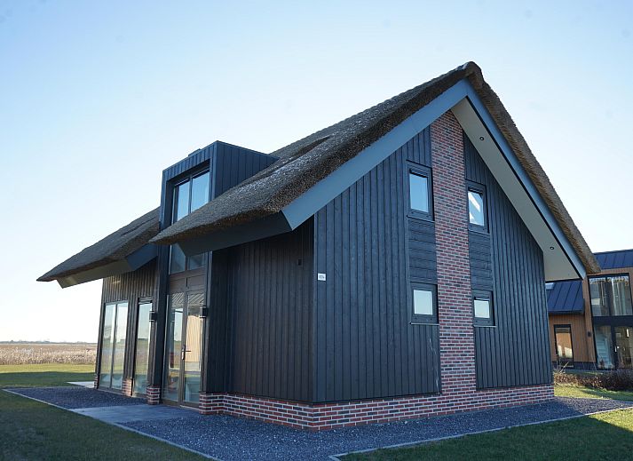 Vrijstaande woning in Kampen, een vakantiehuis in Noordwest Overijssel met moderne architectuur en rieten dak, gelegen in een rustige omgeving.