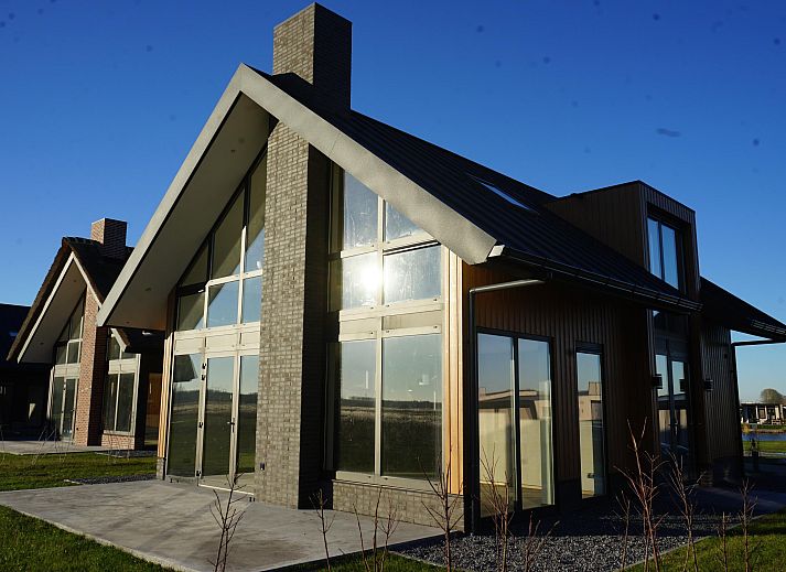 Modernes Einfamilienhaus in Kampen, Overijssel, mit groen Fenstern und einer gerumigen Terrasse, ideal fr einen entspannten Urlaub.