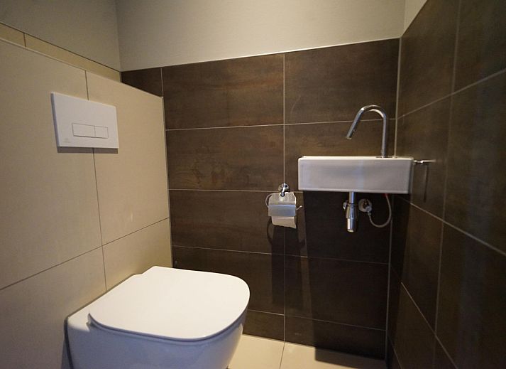 Stilvolles Wohnzimmer des freistehenden Hauses in Kampen, Nordwest-Overijssel. Gemtliches Ferienhaus mit komfortabler Sitzecke und moderner Einrichtung.