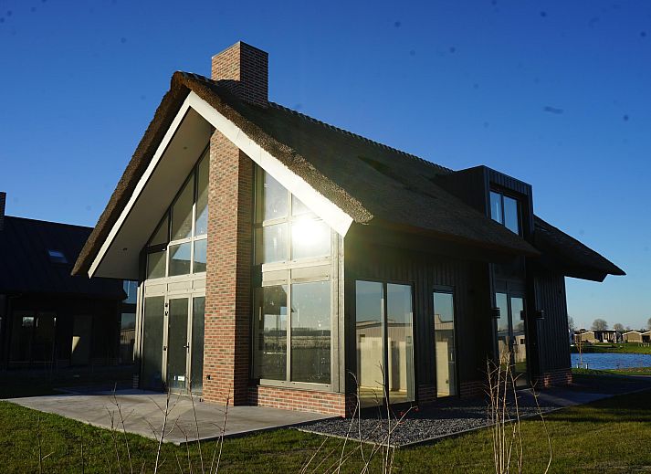 Freistehendes Haus in Kampen, Nordwest-Overijssel, Ferienhaus mit Reetdach und groen Fenstern, ideal fr einen entspannten Aufenthalt.