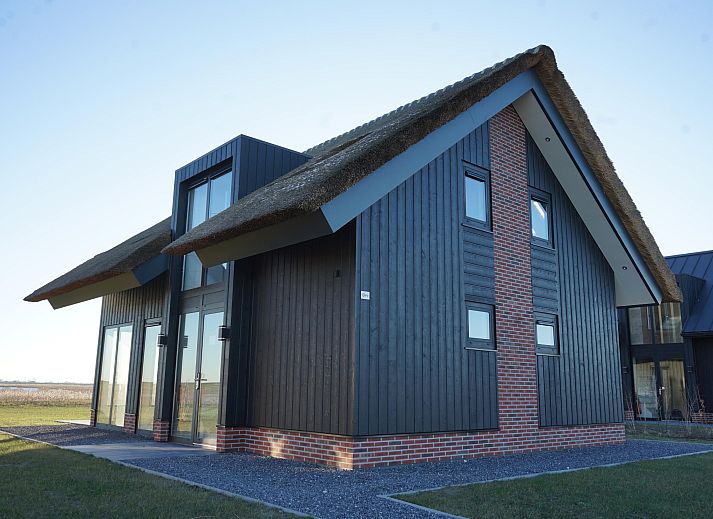 Freistehendes Haus in Kampen, Nordwest-Overijssel, Ferienhaus mit Reetdach und groen Fenstern, ideal fr einen entspannten Aufenthalt.