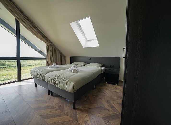 Vrijstaande woning in Kampen, Noordwest Overijssel, vakantiehuis met rieten dak en moderne architectuur, omgeven door natuur.