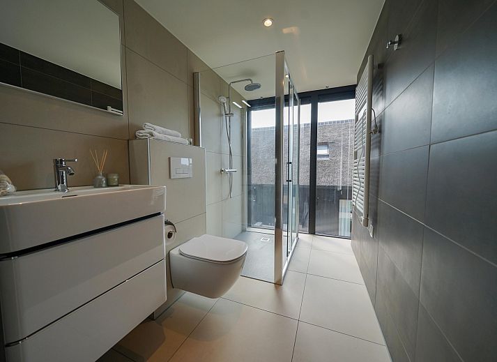 Ruime woonkamer in Vrijstaande woning in Kampen, Overijssel, met moderne inrichting en uitzicht op de groene omgeving.