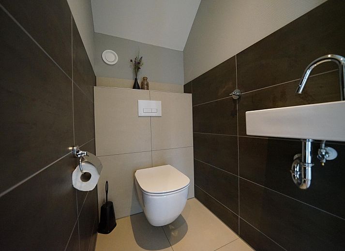 Ruime woonkamer in Vrijstaande woning in Kampen, Overijssel, met moderne inrichting en uitzicht op de groene omgeving.