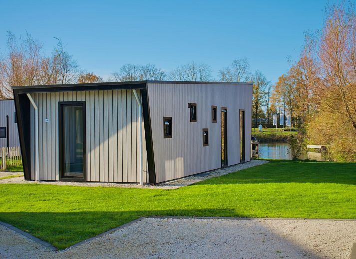Vrijstaande woning in Kampen, Noordwest Overijssel, een modern vakantiehuis met terras en groene omgeving.