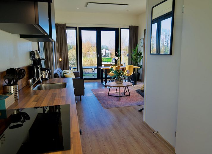 Vrijstaande woning in Kampen, Noordwest Overijssel, een modern vakantiehuis met terras en groene omgeving.