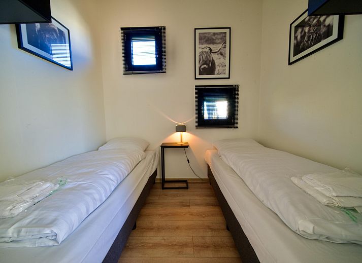 Moderne vrijstaande woning in Kampen, Overijssel, omringd door groene natuur en rustgevende waterkant.