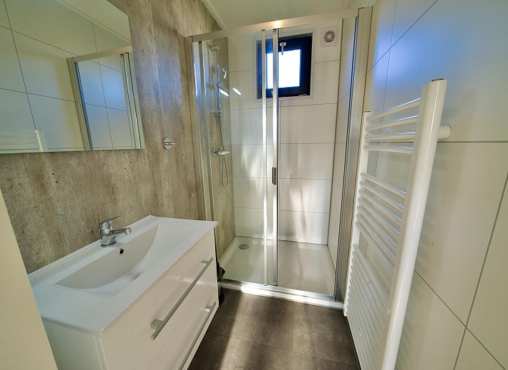 Moderne vrijstaande woning in Kampen, Overijssel, omringd door groene natuur en rustgevende waterkant.