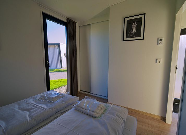 Moderne vrijstaande woning in Kampen, Overijssel, omringd door groene natuur en rustgevende waterkant.