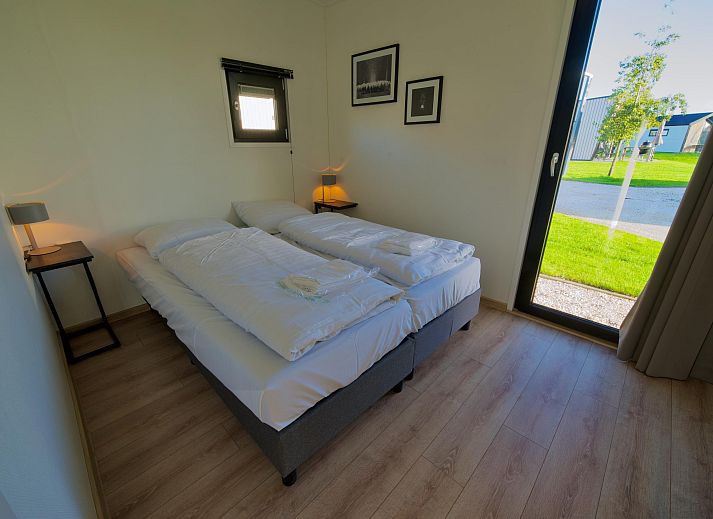 Moderne vrijstaande woning in Kampen, Overijssel, omringd door groene natuur en rustgevende waterkant.