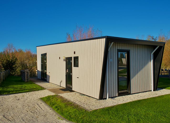 Gezellige woonkamer in de Vrijstaande woning in Kampen, Overijssel, met moderne keuken en comfortabele zithoek.
